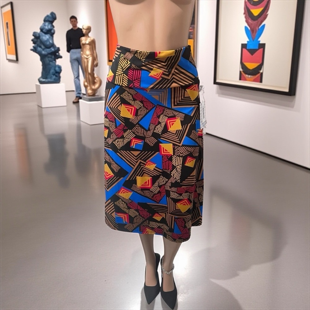 LelaRue Skirt a blend of polyester and spandex lots of stretch very stylish. ☑️